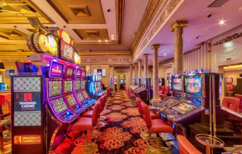 Layar utama fantasitoto dengan Sportsbook dan Slot Online